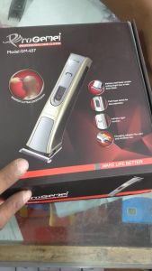 Gemei ปัตตาเลี่ยนตัดผมไร้สายแบบชาร์จ GM-657 ใบมีดไททาเนี่ยม หวีรองตัด 4 ขนาด 36912 mm มอเตอร์ Pd Alloy เสียงเงียบ น้ําหนักเบา - สีทอง