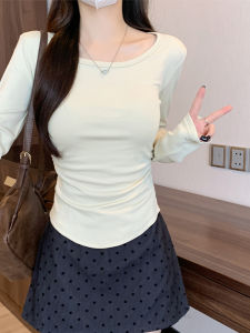 เสื้อยืดคอกลมแขนยาวทรงเข้ารูปสไตล์เกาหลีสำหรับผู้หญิงในฤดูใบไม้ร่วง ดีไซน์เก๋ไก๋ กระโปรงทรงเอ ทรงเข้ารูป เสื้อผ้าทำงาน