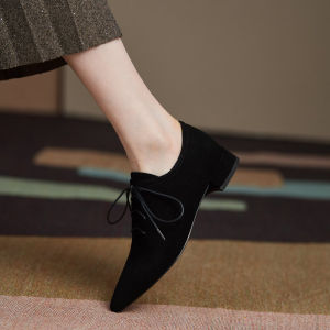 รองเท้าผู้หญิงส้นเตี้ยสไตล์อังกฤษรองเท้าชั้นเดียวหัวแหลมหนังแกะผิวหยาบผูกเชือกปากลึกส้นหนาสำหรับฤดูใบไม้ร่วง2023รองเท้าทำงานสีดำ
