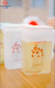 Ca Nước Trong Suốt 1800ml Có Vạch Chia Lưới Lọc VIỆT NHẬT 6082 Nhựa PP An Toàn