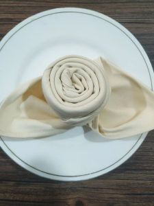 ผ้าพันคอเช็ดแก้วแบบทิ้งไม่ได้ ผ้าปูโต๊ะรับประทานอาหารตะวันตกสีแดงและสีขาว ผ้าปูโต๊ะระดับไฮเอนด์สำหรับโรงแรม