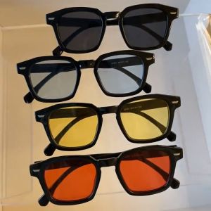 [จัดส่งในกทม]แว่สาช้ได้ดั้งแพ้ง-สตรีเกาหลีแว่นตากันแดดสีสันสด ใส แว่นกันแดดทรงสี่เหลี่ยม ทันสมัย และเป็นส่วนตัวเครื่องประดับย้อนยุคสตรีทอินเทรนด์สำหรับผู้ชายและผู้หญิง