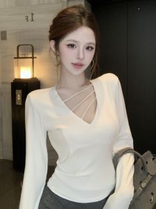 GUZILIAN | เสื้อยืดคอกว้างแขนยาวทรงเข้ารูปสำหรับสาวๆ ใส่ด้านในสีพื้น เสื้อเชิ้ตคอวีกระดูกไหปลาร้าเซ็กซี่ แฟชั่นฤดูใบไม้ร่วง 2024