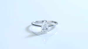 1-3 กะรัต แหวนเพชร (LAB-Grown Diamond Ring) “เพชรปลูก คือ เพชรแท้”，แหวนเพชรเดี่ยวตัดรูปหินน้ำตก (มีใบรับรอง IGI)，สี D-E ความใส VS1-VS2。ทำจากทองขาว 14K，สีขาวเงาโอชิผสมเพชรส่องแสง，สื่อ“รักละเอียดอ่อนและโชคดี”-CRITI RORA