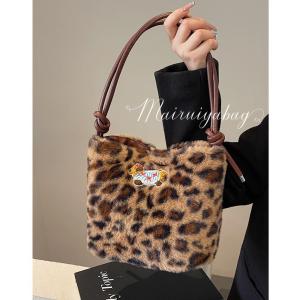 Winter Large Capacity Plush Tote Bag Womens Fashionable Fur Shoulder Bag Retro Style Commuter Bucket Bag Soft Polyester