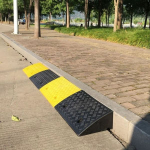 Ramp Dốc Nhựa Di Động Cao 4cm Chống Trơn Trượt Dành Cho Ô Tô Xe Máy Xe Lăn Xe Đạp Xe Tay Ga - Giải Pháp Tiếp Cận Đường Lái Xe