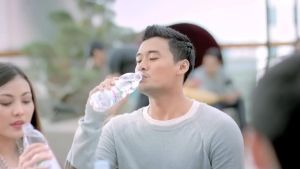 Le minerale botol kecil 330ml X 1 botol Aqua Air Minuman Asia