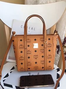 The reading tote bag shopping bag and vegetable basket can be carried on one shoulder or diagonally. It is a very cost-effective good bag. It inherits the classic design has multiple carrying methods to choose from is simple elegant and highly practica