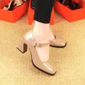 รองเท้าส้นหนาสำหรับผู้หญิง สไตล์ลำลอง หนังแท้ หัวเหลี่ยม หัวเข็มขัด ฤดูใบไม้ผลิและฤดูร้อน รองเท้าส้นเดี่ยว รองเท้าส้นแบน