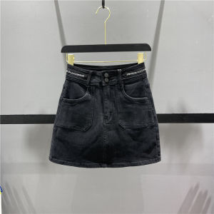 กระโปรงสั้นเอวสูงปักลายสีดำ กระโปรงทรงเอเข้ารูป กระโปรงสั้นผู้หญิง 2 กระดุม ป้องกันแสง กระโปรงสั้นฤดูใบไม้ร่วง 2025