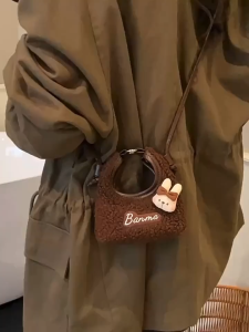 MOUSSON  กระเป๋าแฟชั่นตุ๊กตากระเป๋าสะพายเทรนด์ใหม่พร้อมเครื่องประดับหูกระต่ายน่ารักกระเป๋าทรงจีบสำหรับเดินทาง