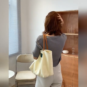 NIkyLundun   ฤดูใบไม้ผลิใหม่แฟชั่นผ้าใบกระเป๋าโท้ทหนังที่จับเรียบง่ายสไตล์สตรีทหัวเข็มขัดแม่เหล็กเปิดและปิดความจุขนาดใหญ่ในชีวิตประจำวันแมทช์ลุคง่าย