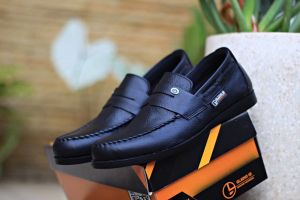 sepatu kasual pria kulit