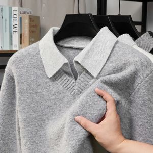 เสื้อสเวตเตอร์ผู้ชายสไตล์อังกฤษแบบมินิมอล ดีไซน์ใหม่ล่าสุดสำหรับฤดูใบไม้ร่วงและฤดูหนาว  ปกเสื้อตัดสีแบบสองชิ้นหลอกๆ  งานถักคุณภาพดี