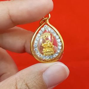 จี้พระพิฆเนศ องค์สีทอง ขนาด 2 x 2.2 ซม. ล้อมเพชร ฝังคริสตัล งานสวย เทพเจ้าแห่งความสำเร็จศิลปวิทยาการและการประพันธ์ จี้ทอง พระเลี่ยมทอง พร้อมบูชา