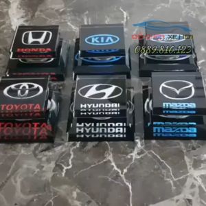 Nước hoa pha lê cao cấp đặt taplo xe hơi ô tô logo hãng xe Hyundai Honda Toyota Mazda Ford Kia.