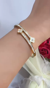 กำไลดอกโคลเวอร์ทอง กำไลโคลเวอร์สี่แฉก กำไลโคลเวอร์นำโชค สร้อยข้อมือ ชุบทอง 18k จี้ใบโคลเวอร์ สีสันสดใส แฟชั่นเกาหลี สําหรับผู้หญิง A1-P154