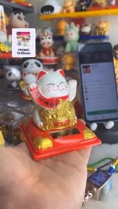Kucing Lambai Jepang Keberuntungan Pajangan Maneki neko Tenaga Surya 8x8x9 CM  (Kotak Acrylic)