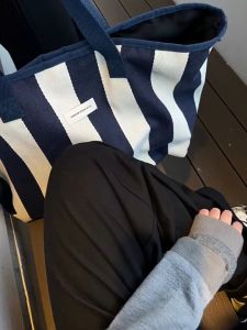 กระเป๋าโท้ทผ้าแคนวาสลายหนาและสง่างาม มีระเบียบแบบองค์รวมในระหว่างเดินทาง