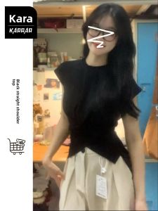 Karrar betsey | Slimming Black T-Shirt