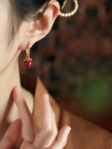 ต่างหูเงินแท้ทรงหินธรรมชาติสีแดงสไตล์วินเทจหรูหราสำหรับผู้หญิง เครื่องประดับสไตล์จีนโบราณ เครื่องประดับหูแบบตกแต่ง