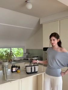 OIOI ESSE | Áo Thun Hè Dáng Ôm Tay Ngắn Trễ Vai Chéo