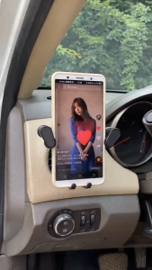 Bộ giá đỡ điện thoại gắn cửa gió điều hòa ô tô kiểu phổ thông Móc kim loại – cơ chế trọng lực kéo xuống