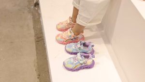 Sepatu Sneakers Anak Sekolah Perempuan/Cewek LED Lampu Motif ELSA Umur 1-7 Tahun - Import Terbaru, Ukuran Sesuai Panjang Kaki, Pilih yang Lebih Besar untuk Pertumbuhan Cepat