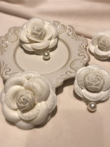 เข็มกลัดดอกกุหลาบสีขาวทำมือ เครื่องประดับตกแต่งเสื้อสูท เข็มกลัดแบบมีรูปดอกไม้สามมิติ เครื่องประดับแฟชั่นสำหรับผู้หญิง