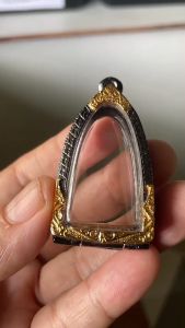 กรอบพระ ตลับพระ หลวงปู่ทวดเตารีด 59 สีดำทอง T04-2 ขนาด 25*40*13mm. ทำจากวัสดุเกรด A ทองเหลือง ชุบไมครอน เคลือบแลคเกอร์ไฟฟ้า แข็งแรงทน