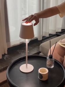 โคมไฟร้านอาหาร โคมไฟตั้งโต๊ะ LED มินิมอล ตกแต่งห้อง โต๊ะอาหาร แบบชาร์ หรี่ 3 ระดับ