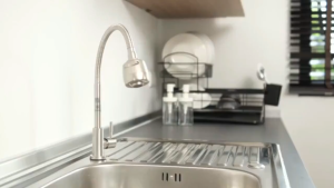 ก๊อกน้ำสแตนเลส 2 ฟังก์ชัน หมุนได้ 360° สำหรับอ่างล้างจาน ห้องครัว พร้อมเทปพันเกลียวป้องกันน้ำรั่ว