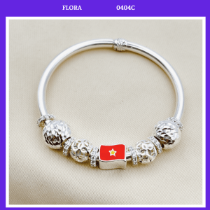FLORA 0404C - Vòng tay bạc ta hình lá cờ Tổ Quốc Việt Nam mix charm hình quả cầu phay và cầu kim tiề n dành cho bé