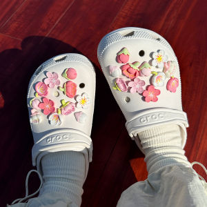 รองเท้า Crocs DIY ดอกไม้ขนาดเล็ก ดีไซน์ใหม่สำหรับผู้หญิง รองเท้าแตะแบบเจาะรู ดีไซน์เก๋ไก๋ รองเท้าแตะ Crocs สำหรับผู้หญิง