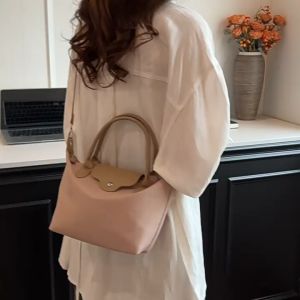 Tote Bag Wanita Waterproof & Tas Selempang Import Model Terbaru\\n\\n Apa Itu Tote Bag Wanita Waterproof & Tas Selempang Import Model Terbaru?\\n\\nTote bag wanita waterproof dan tas selempang import model terbaru adalah produk yang dirancang khusus untuk memenuhi kebutuhan para wanita yang mencari tas yang praktis, tahan air, dan berdesain modern. Dengan bahan utama nylon, tas ini memiliki dimensi panjang 20 cm, lebar 10 cm, dan tinggi 17 cm. Desainnya yang minimalis dan stylish membuat tas ini cocok digunakan untuk berbagai acara dan aktivitas sehari-hari.\\n\\n Spesifikasi Produk\\n\\nBerikut adalah spesifikasi produk dari tote bag wanita waterproof dan tas selempang import model terbaru:\\n\\n- Bahan: Nylon\\n- Panjang: 20 cm\\n- Lebar: 10 cm\\n- Tinggi: 17 cm\\n\\n Keunggulan Produk\\n\\nBeberapa keunggulan dari tote bag wanita waterproof dan tas selempang import model terbaru antara lain:\\n\\n- Tahan air: Tas ini dirancang dengan bahan yang tahan air sehingga aman digunakan saat hujan atau dalam kondisi cuaca yang lembab.\\n- Praktis: Desain tas yang minimalis dan ringkas membuatnya mudah dibawa ke mana pun Anda pergi.\\n- Stylish: Tas ini memiliki desain modern dan stylish yang cocok digunakan untuk berbagai acara dan aktivitas sehari-hari.\\n\\n Manfaat Menggunakan Tas Wanita Waterproof & Tas Selempang Import Model Terbaru\\n\\nAda beberapa manfaat menggunakan tote bag wanita waterproof dan tas selempang import model terbaru, antara lain:\\n\\n Praktis & Tahan Air\\n\\nDengan bahan yang tahan air, tas ini aman digunakan saat hujan atau dalam kondisi cuaca yang lembab. Selain itu, desain tas yang minimalis dan ringkas membuatnya mudah dibawa ke mana pun Anda pergi.\\n\\n Gaya Modern & Stylish\\n\\nTas ini memiliki desain modern dan stylish yang cocok digunakan untuk berbagai acara dan aktivitas sehari-hari. Desain tas yang minimalis dan elegan membuatnya menjadi pilihan yang tepat bagi para wanita yang mencari tas yang praktis dan stylish.\\n\\n Cara Memilih Tas Wanita Waterproof & Tas Selempang Import Model Terbaru\\n\\nBerikut adalah beberapa pertimbangan saat memilih tote bag wanita waterproof dan tas selempang import model terbaru:\\n\\n Pertimbangkan Ukuran & Bentuk\\n\\nPastikan ukuran dan bentuk tas sesuai dengan kebutuhan Anda. Jika Anda sering membawa barang-barang besar, pilihlah tas dengan ukuran yang lebih besar. Sementara itu, jika Anda lebih suka tas yang ringkas dan mudah dibawa, pilihlah tas dengan ukuran yang lebih kecil.\\n\\n Pertimbangkan Bahan & Kualitas\\n\\nPertimbangkan bahan dan kualitas tas sebelum membelinya. Pastikan tas terbuat dari bahan yang tahan air dan berkualitas tinggi agar dapat bertahan lama dan tetap aman digunakan dalam berbagai kondisi cuaca.\\n\\n Kesimpulan\\n\\nTote bag wanita waterproof dan tas selempang import model terbaru adalah pilihan yang tepat bagi para wanita yang mencari tas yang praktis, tahan air, dan berdesain modern. Dengan pertimbangan yang tepat, Anda dapat memilih tas yang sesuai dengan kebutuhan dan selera Anda.\n}