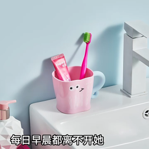 Cốc nhựa uống nước đánh răng dễ thương – mặt cười hoạt hình tay cầm xoắn LILA COCVOI3
