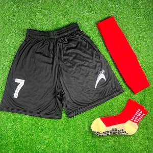 ถุงเท้ากันลื่นเด็ก 7-13ปี เซ็ท 5ชิ้น พร้อมแข่ง อุปกรณ์เตะฟุตบอล กระเป๋าถุงผ้ากันน้ำ cotton canvas+ถุงเท้ากันลื่น+ถุงเท้าตัดข้อ+สนับแข้ง+ผ้าเทปล็อค