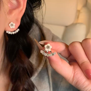 SHOPHOME Anting Wanita Korean Style Anting Jarum Gantung Bunga Daisy Mutiara Elegan Modis ANT01