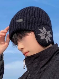 หมวกไหมพรมถักแบบมีหูสำหรับผู้ชาย ฤดูหนาว ขนแกะ อุ่นสบาย ทรงสี่เหลี่ยม ทรงสี่เหลี่ยม สีพื้น ทรงกลม เหมาะสำหรับวัยรุ่น