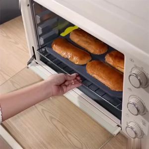 A Set of Silicone 6-Piece Baguette Bread Molds Non-Stick Cake Baking Tray Food-Grade Silicone Hot Dog Mold