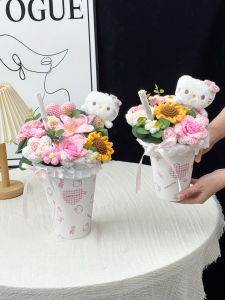 ของขวัญวันเกิดสุดสร้างสรรค์ KT Cat Doll Knitted Milk Tea Cup Bouquet ดอกไม้ถือถุงของขวัญที่สร้างสรรค์สำหรับเพื่อนรักและแฟนสาว