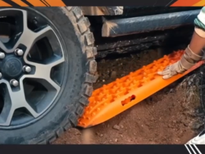 2ชิ้น แผ่นกันลื่นรถยนต์ แผ่นกู้รถ แผ่นฉุกเฉินรองกันลื่น อุปกรณ์ช่วยรถติดหล่ม แผ่นรองล้อรถยนต์ Traction