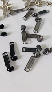 (เช็ตละ 12 ตัว) หัวซิป #5 ป้ายยาว หัวใหญ่ นิเกิล ดำ รมดำ