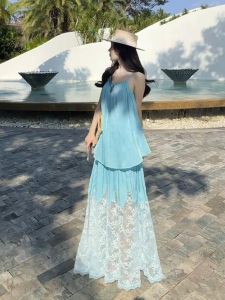 ชุดสองชิ้นสไตล์วันหยุดชายหาดสำหรับผู้หญิงในช่วงฤดูร้อน ชุดเสื้อสายเดี่ยวลูกไม้และกระโปรงสั้น ชุดแฟชั่นฤดูร้อน