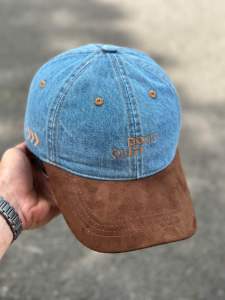 Mũ lưỡi trai denim da lộn .màu xanh dương và nâu với dòng chữ "Dont Quit"