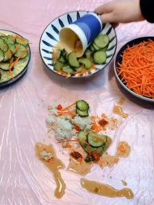 ผ้าปูโต๊ะพลาสติกช่วยเหมาะสมกับโต๊ะสี่เหลี่ยมและโต๊ะกลม การใช้งานยินดี กับสิ่งแวดล้อม การน้ำและการน้ำมัน