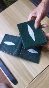 กระเป๋าสตางค์ หนังปลากระเบน รุ่นสองพับสั้น