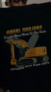 Kaos Operator Muda Gagal Sarjana Karena Masa Muda Diatas Roda Katun Combed 30s Sablon DTF