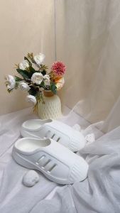 Hello Polo รองเท้าสำหรับผู้ชายและผู้หญิง รองเท้าหัวโตแฟชั่น กันลื่นและทนทาน เบาสบาย วัสดุ EVA แบบกันน้ำ สไตล์ครีม HP8043