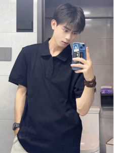 เสื้อโปโลแขนสั้นสีดำแท้สำหรับผู้ชายในช่วงฤดูร้อน เสื้อยืดคอกลมทรงเข้ารูปสไตล์อเมริกัน ทรงหลวม ทรงลำลอง